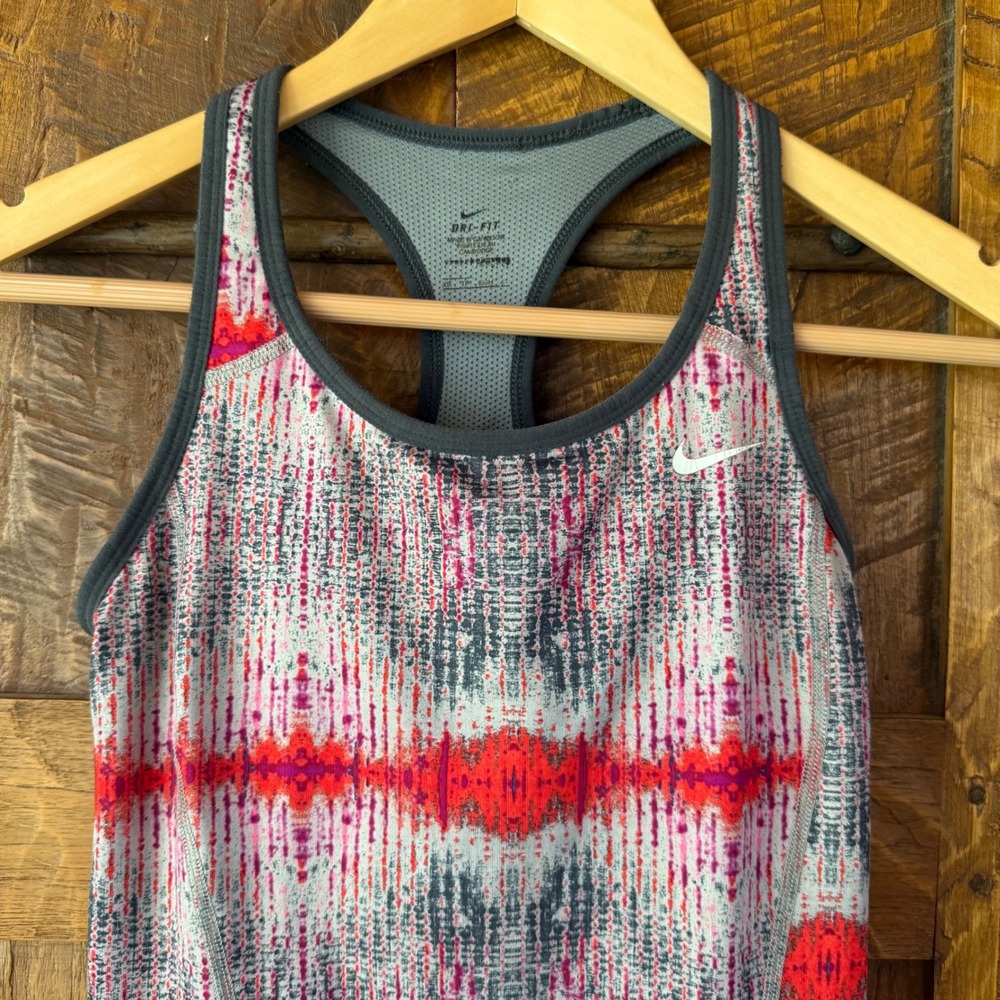 Nike Tank Top Womens XS Grey Geometric Racerback Built-in Bra Dri-FIT Workout